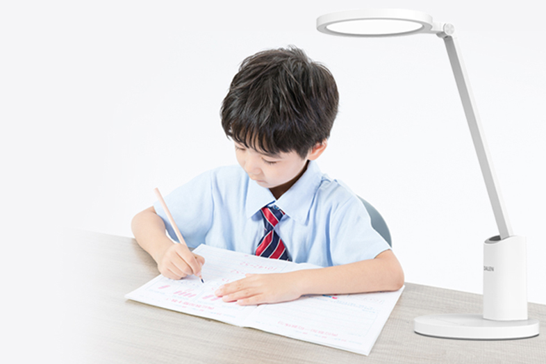 有了護眼燈,媽媽真的再也不用擔(dān)心我近視了？