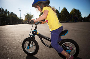 平衡車被爆增塑劑超標(biāo)300倍，兒童面臨的“鄰苯”風(fēng)險(xiǎn)究竟有多嚴(yán)重？